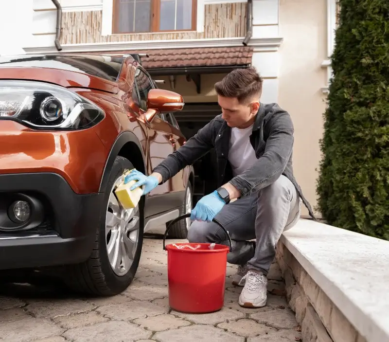 Lavage auto à domicile Oslon : professionnel intervenant sur un véhicule